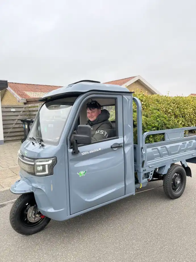 Kunde klar til kørsel i sin overdækkede LuxCap kabinescooter