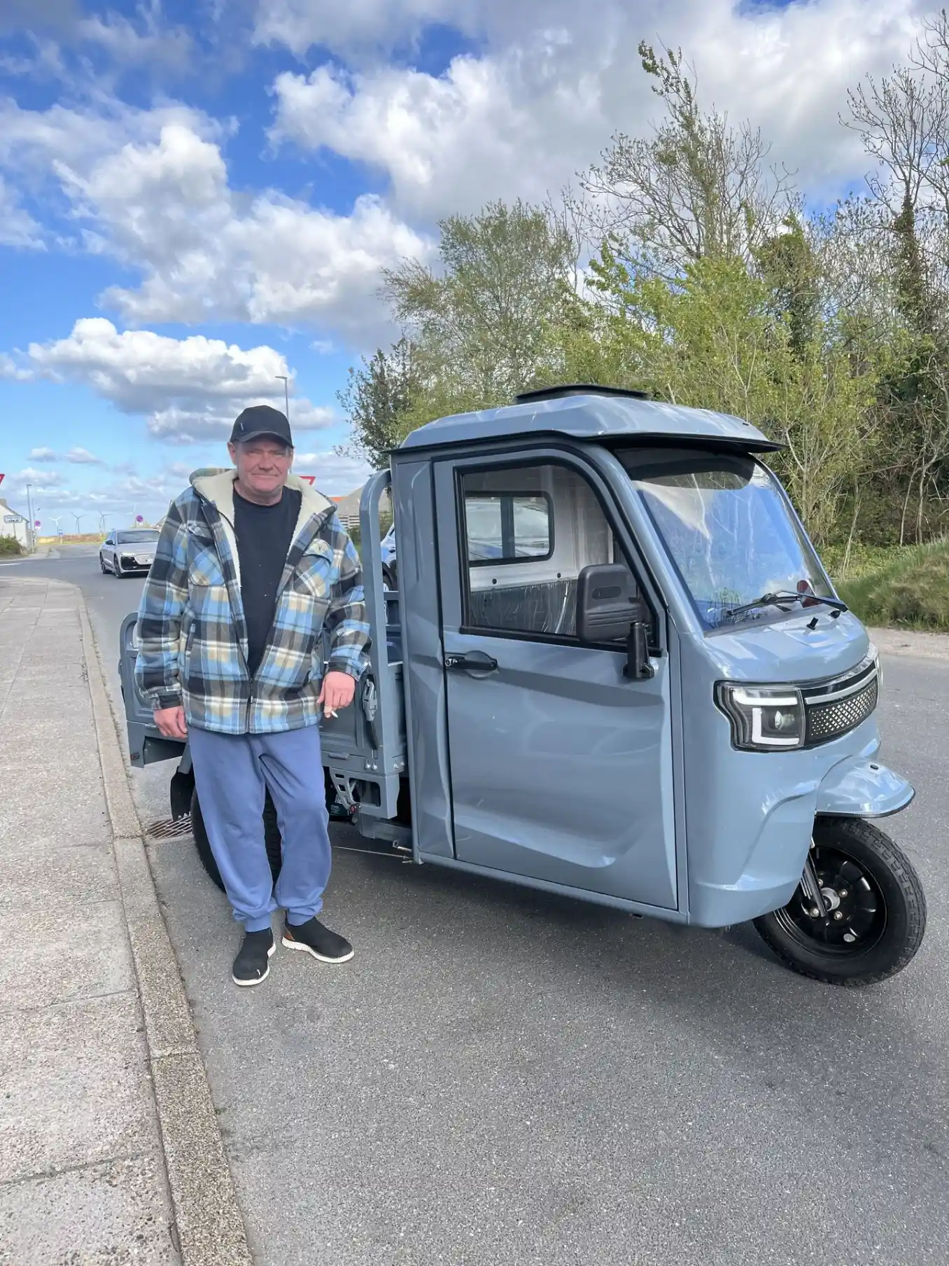 Levering af blå elektrisk kabinescooter til tilfreds kunde