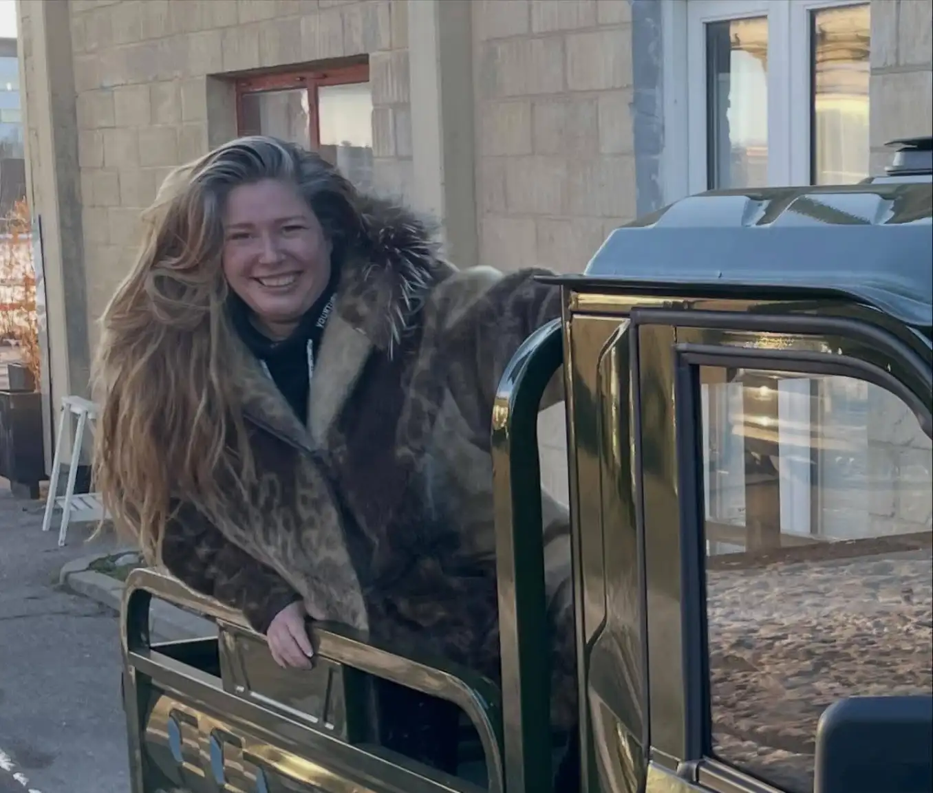 Kunde smiler i sin LuxCap kabinescooter bag i ladet